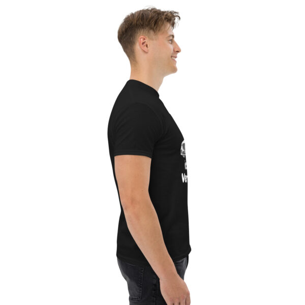 „Ich spare Strom – Ich fahre Verbrenner“ – Lustiges Unisex T-Shirt (helles Design) – Bild 6