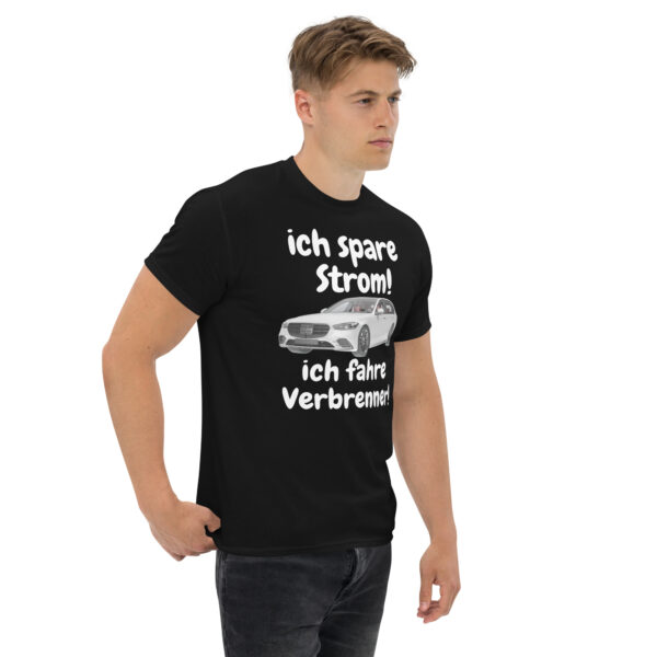 „Ich spare Strom – Ich fahre Verbrenner“ – Lustiges Unisex T-Shirt (helles Design) – Bild 7