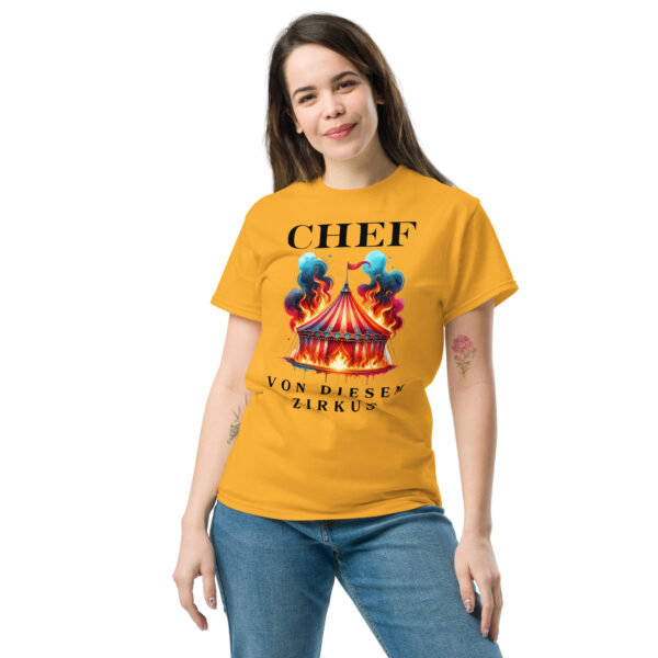 „Chef vom Zirkus“ – Lustiges Unisex T-Shirt für Chaos-Manager & Spaßvögel – Bild 5