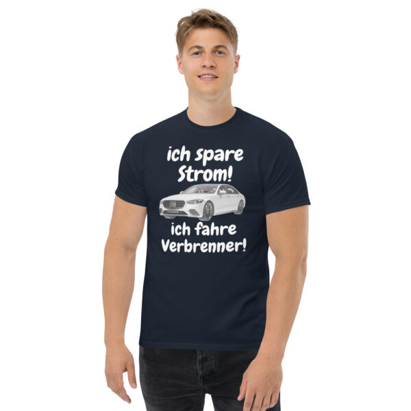 „Ich spare Strom – Ich fahre Verbrenner“ – Lustiges Unisex T-Shirt (helles Design)