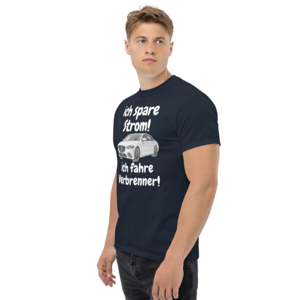 „Ich spare Strom – Ich fahre Verbrenner“ – Lustiges Unisex T-Shirt (helles Design) – Bild 10