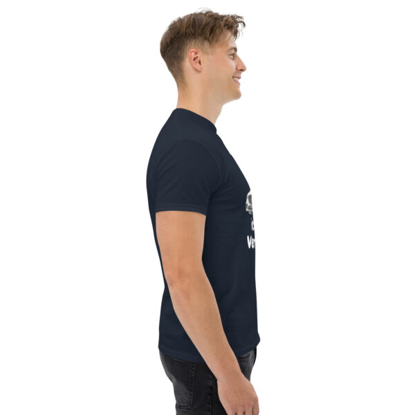 „Ich spare Strom – Ich fahre Verbrenner“ – Lustiges Unisex T-Shirt (helles Design) – Bild 11