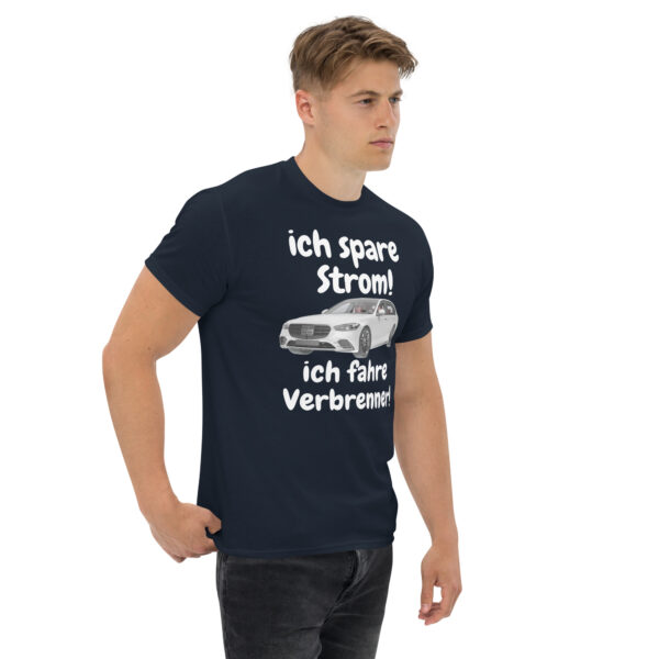 „Ich spare Strom – Ich fahre Verbrenner“ – Lustiges Unisex T-Shirt (helles Design) – Bild 12
