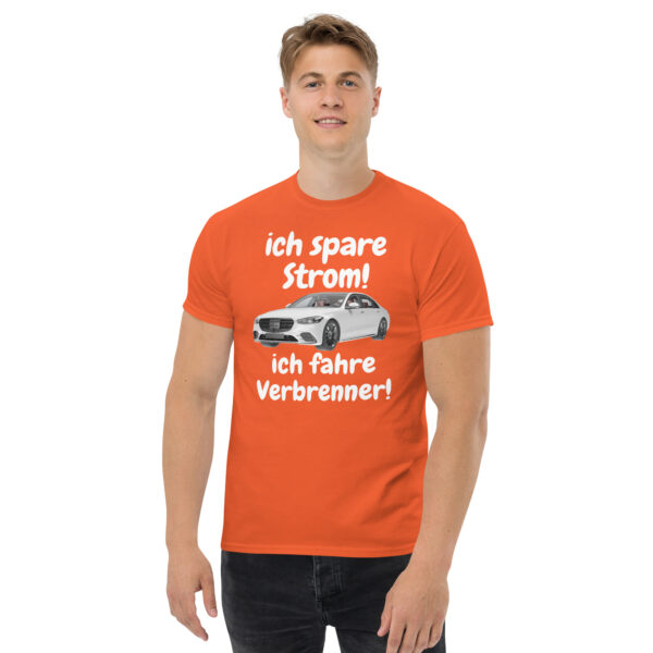 „Ich spare Strom – Ich fahre Verbrenner“ – Lustiges Unisex T-Shirt (helles Design) – Bild 25