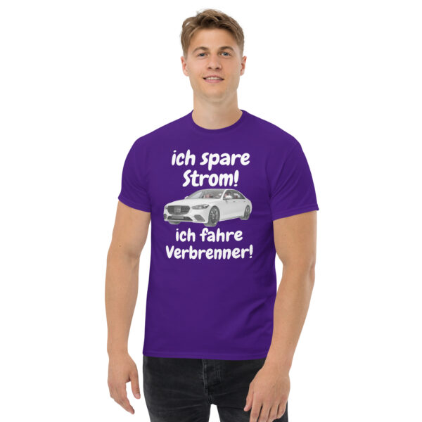 „Ich spare Strom – Ich fahre Verbrenner“ – Lustiges Unisex T-Shirt (helles Design) – Bild 13