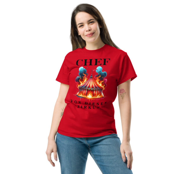 „Chef vom Zirkus“ – Lustiges Unisex T-Shirt für Chaos-Manager & Spaßvögel – Bild 2